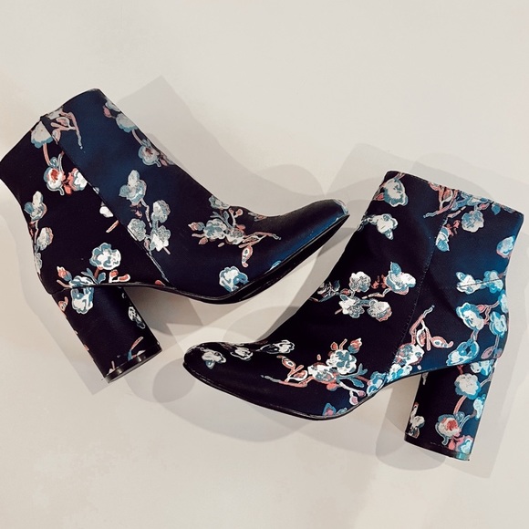 Urban Outfitters UO Exclusive Juliet Floral Navy Ankle Boot 2” Heel Size 8 - Picture 3 of 6